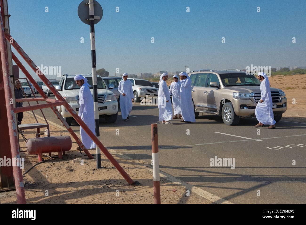 Vereinigte Arabische Emirate / Al Dhaid / Araber grüßen bei den Kamelrennen . Stockfoto