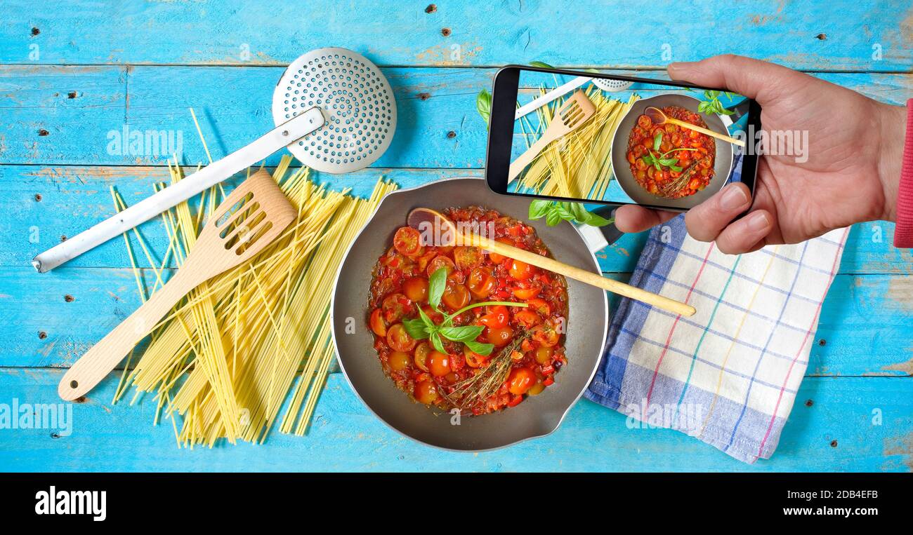 Shooting mit Smartphone die Vorbereitung von oganic italienische Spaghetti-Gericht, Spaghetti, Küchenutensilien, gesundes Essen, Kochen, Restaurant, Konzept Stockfoto