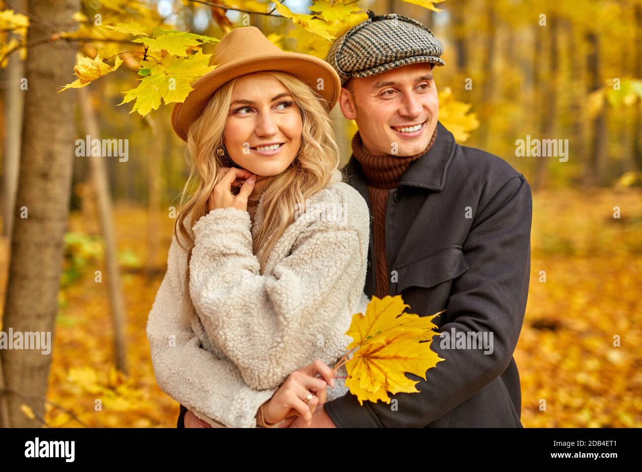 Glücklich verliebtes Paar verbringen romantische Zeit im Herbst Park oder Wald, schöne Mann und Frau in Mänteln posiert vor der Kamera um Orangenblätter und Bäume Stockfoto Glücklich verliebtes Paar verbringen romantische Zeit im Herbst Park oder Wald, schöne Mann und Frau in Mänteln posiert vor der Kamera um Orangenblätter und Bäume Stockfoto