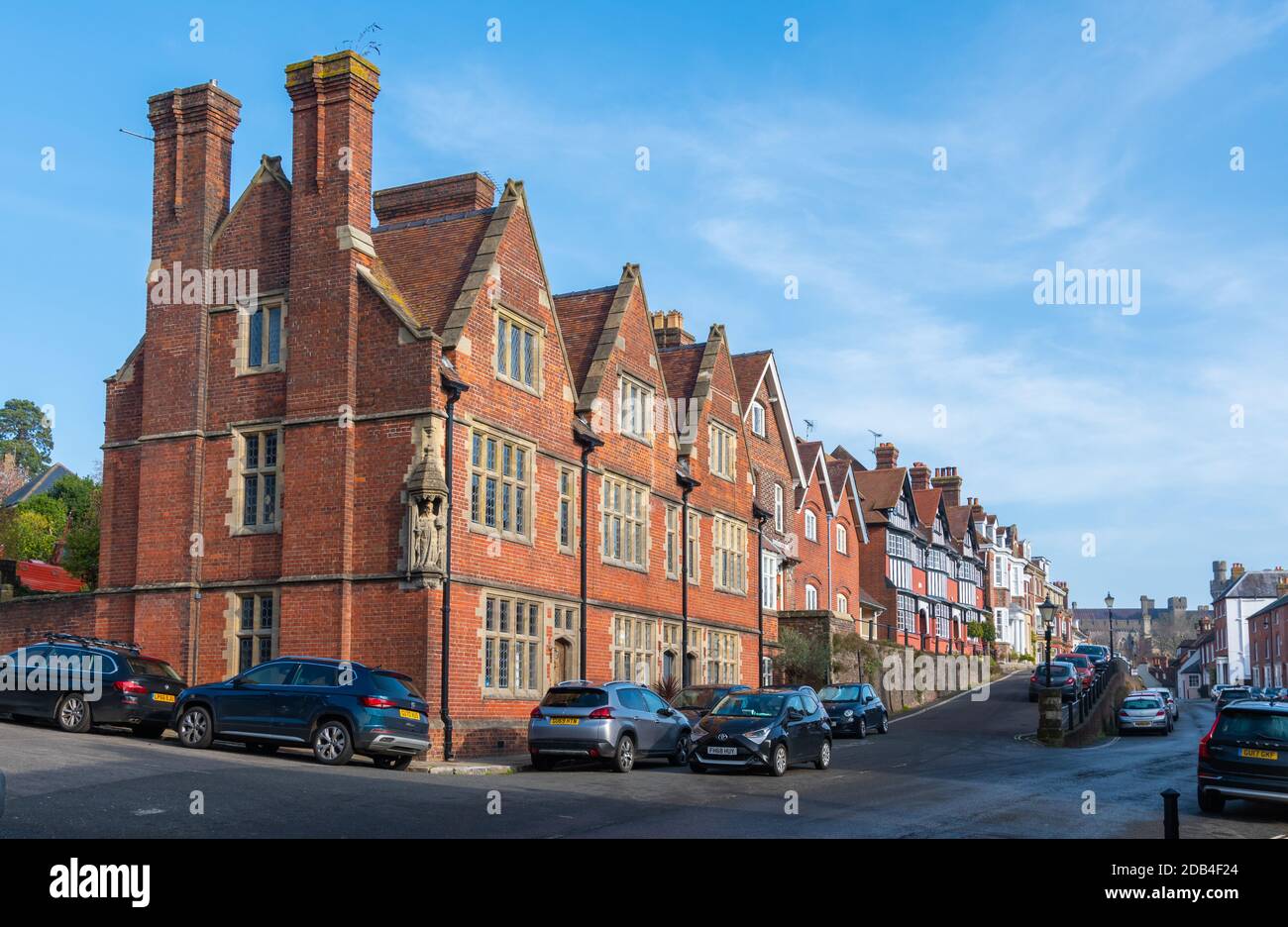 Wohngebäude mit einem denkmalgeschützten Gebäude aus dem 19th. Jahrhundert in der Maltravers Street in Arundel, West Sussex, England, Großbritannien. Stockfoto