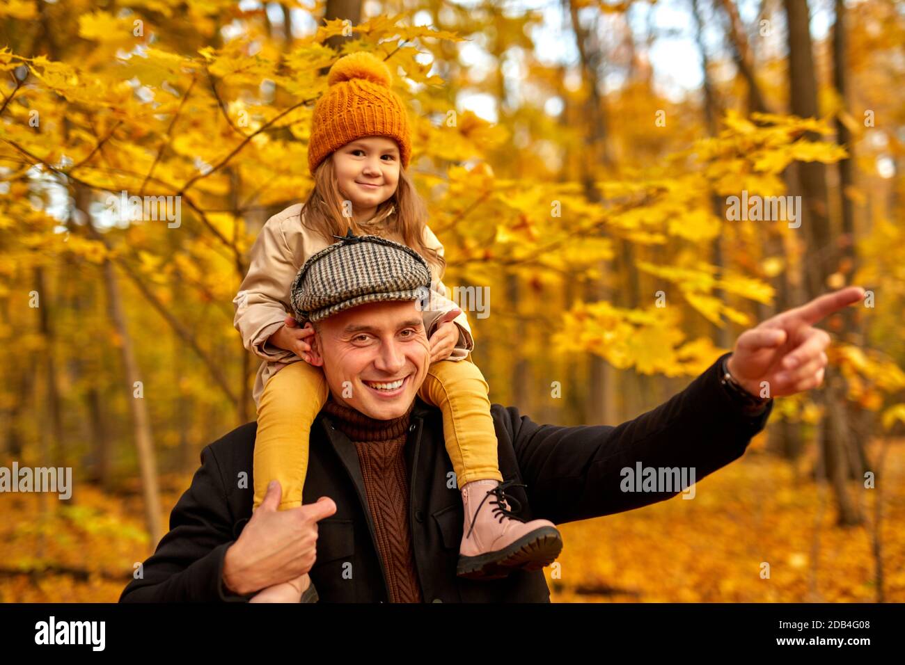 Vater zeigt Park im Herbst für Tochter, hält sie auf den Schultern, sie sind lächelnd, sonnigen Tag Stockfoto Vater zeigt Park im Herbst für Tochter, hält sie auf den Schultern, sie sind lächelnd, sonnigen Tag Stockfoto