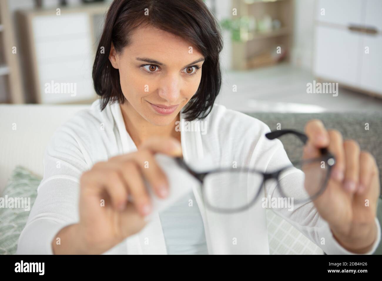 Indoor-Porträt der fröhlichen mittleren Alters weibliche Chefredakteurin Stockfoto