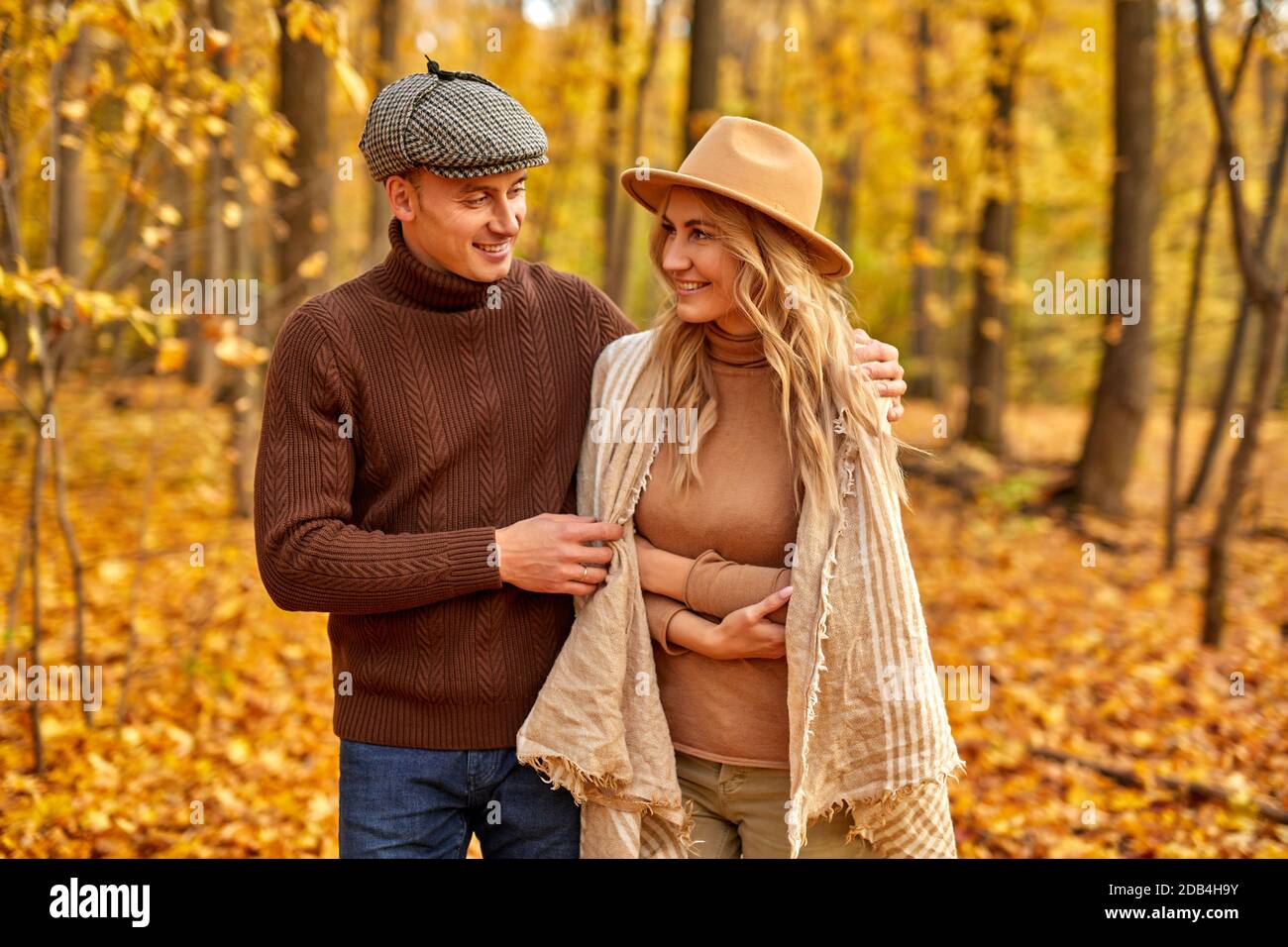 Schönes Paar posiert im Herbstwald, Liebhaber zu Fuß im Park. Lovestory im Wald. Mann und Frau.glückliches Paar im Freien Stockfoto