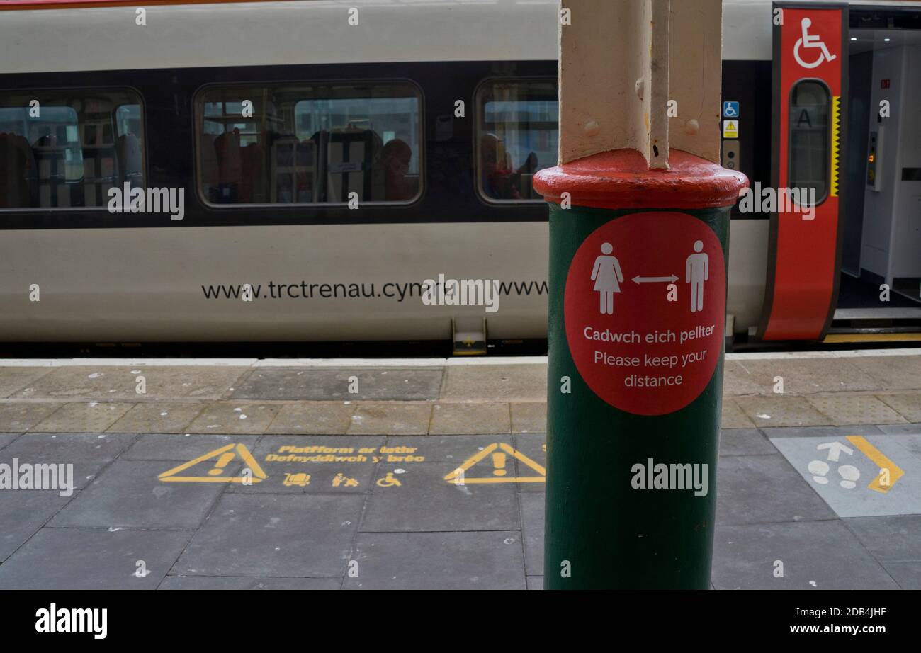 Bahnhof mit zweisprachigen Sicherheitsschildern in Walisisch und Englisch Wegen Coronavirus, Covid-19 Pandemie in Aberystwyth, Ceredigion, Wales, Großbritannien Stockfoto