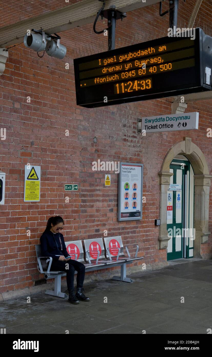 Bahnhof mit zweisprachigen Sicherheitsschildern in Walisisch und Englisch Wegen Coronavirus, Covid-19 Pandemie in Aberystwyth, Ceredigion, Wales, Großbritannien Stockfoto