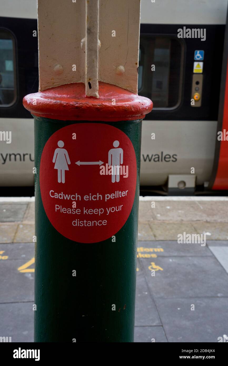 Bahnhof mit zweisprachigen Sicherheitsschildern in Walisisch und Englisch Wegen Coronavirus, Covid-19 Pandemie in Aberystwyth, Ceredigion, Wales, Großbritannien Stockfoto