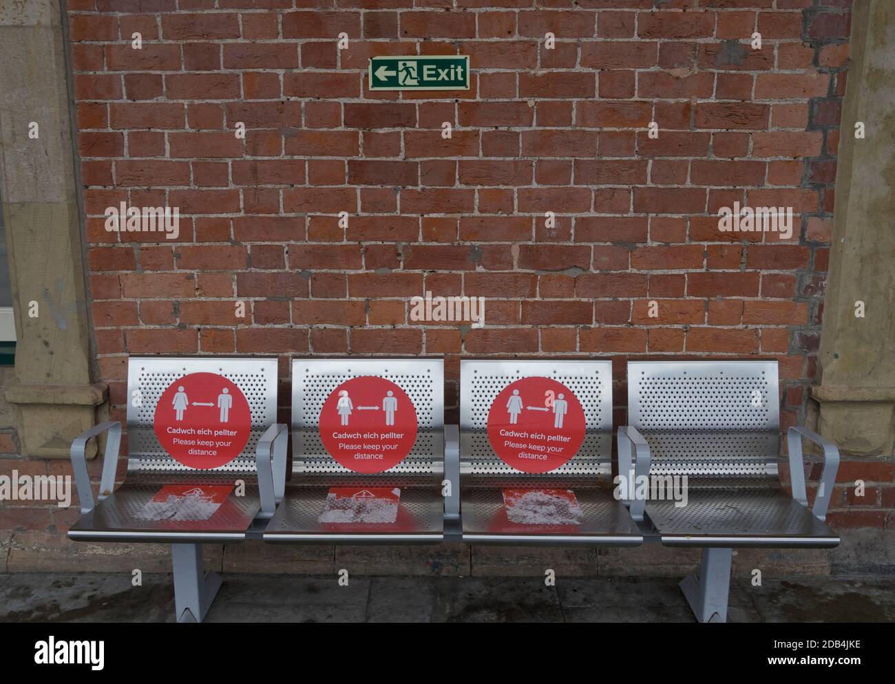 Bahnhof mit zweisprachigen Sicherheitsschildern in Walisisch und Englisch Wegen Coronavirus, Covid-19 Pandemie in Aberystwyth, Ceredigion, Wales, Großbritannien Stockfoto