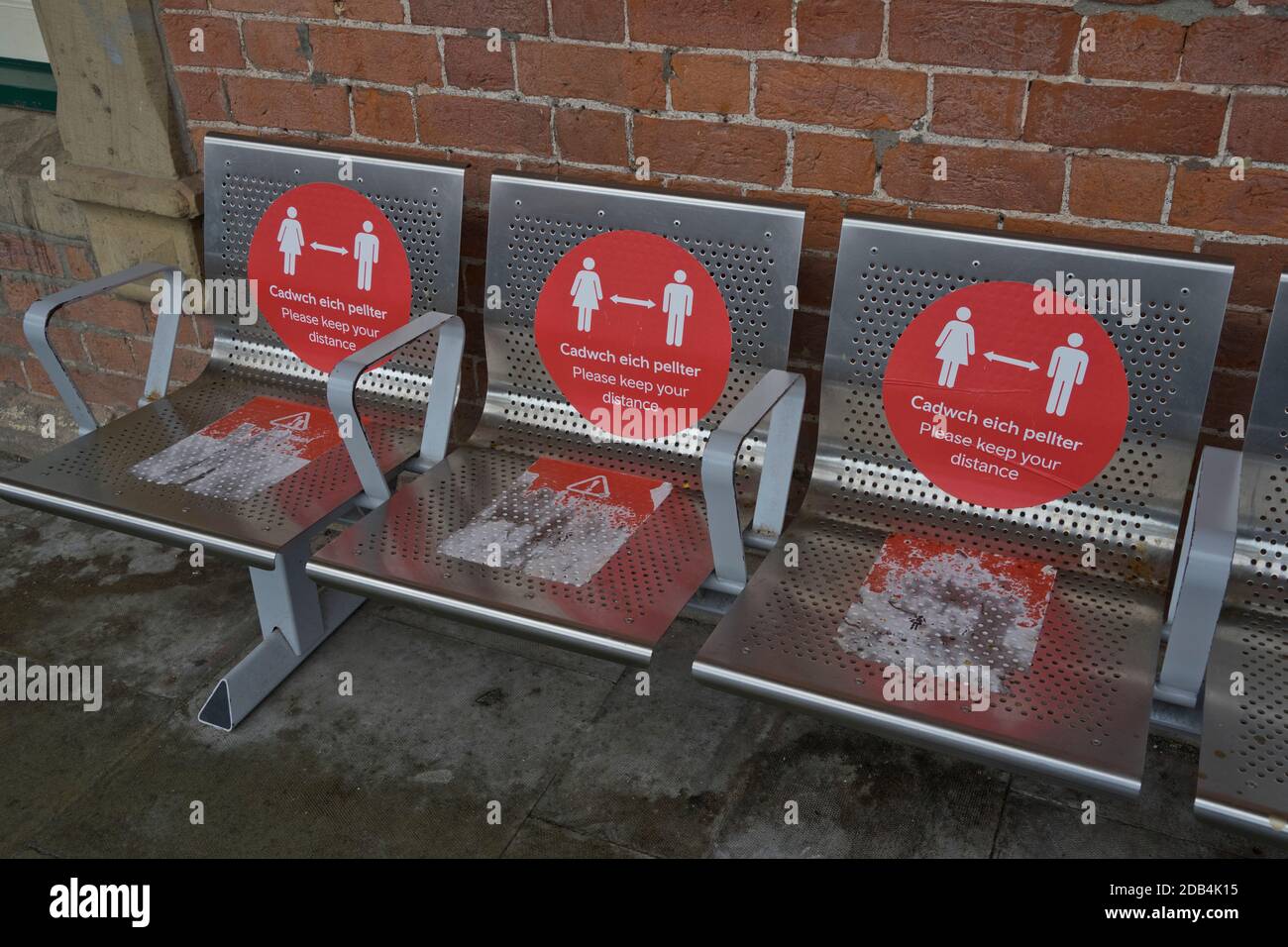 Bahnhof mit zweisprachigen Sicherheitsschildern in Walisisch und Englisch Wegen Coronavirus, Covid-19 Pandemie in Aberystwyth, Ceredigion, Wales, Großbritannien Stockfoto