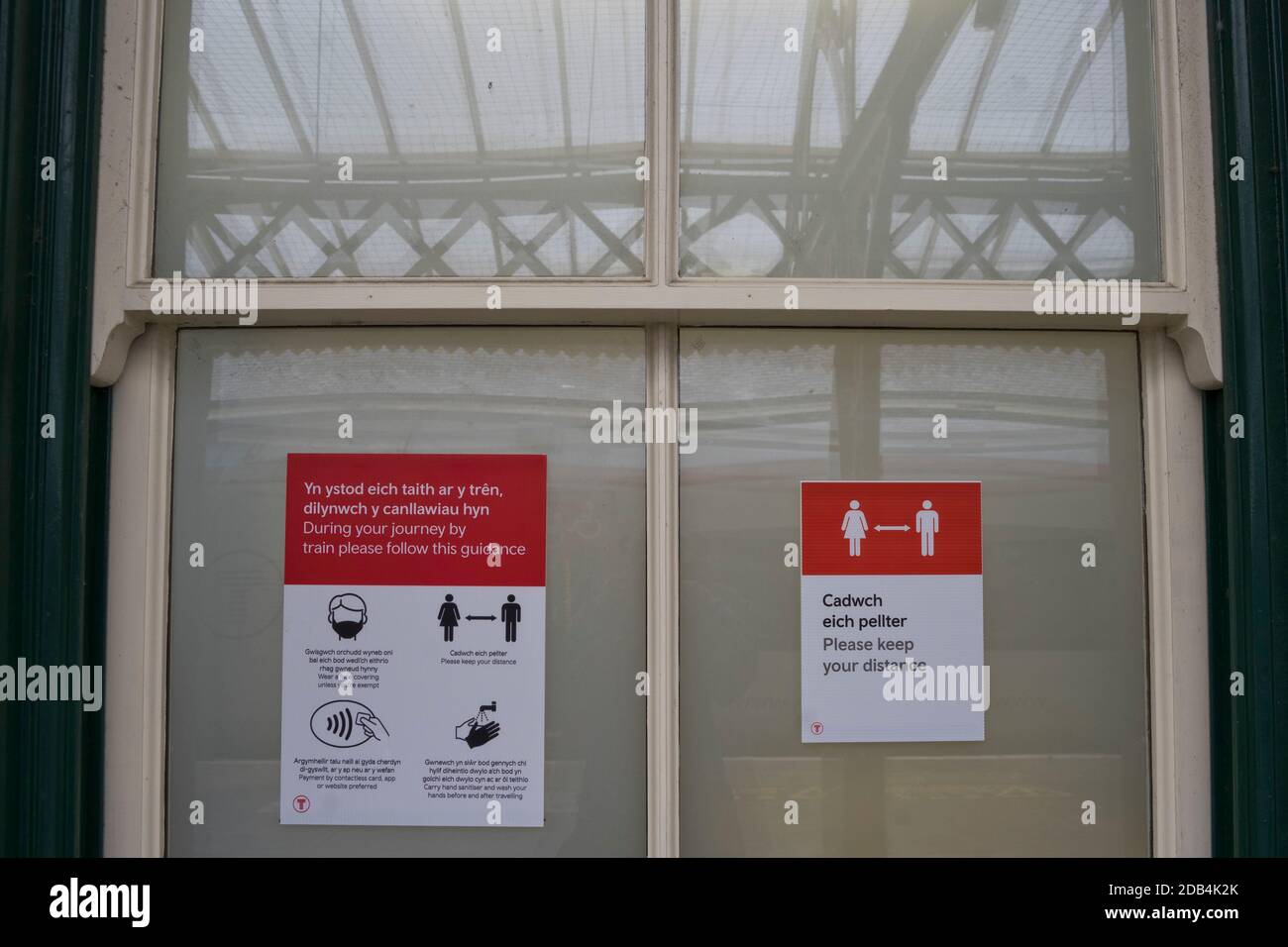 Bahnhof mit zweisprachigen Sicherheitsschildern in Walisisch und Englisch Wegen Coronavirus, Covid-19 Pandemie in Aberystwyth, Ceredigion, Wales, Großbritannien Stockfoto