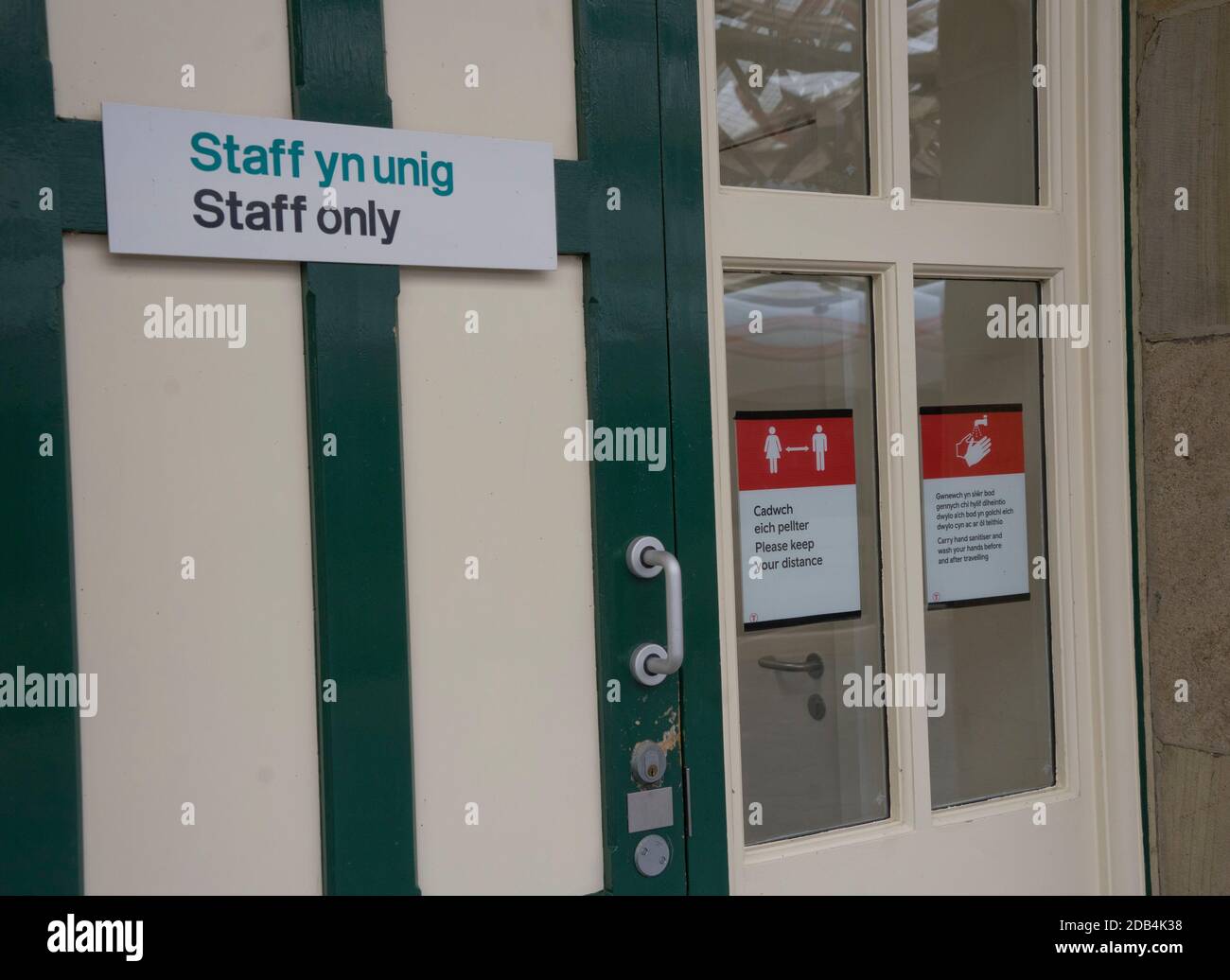 Bahnhof mit zweisprachigen Sicherheitsschildern in Walisisch und Englisch Wegen Coronavirus, Covid-19 Pandemie in Aberystwyth, Ceredigion, Wales, Großbritannien Stockfoto