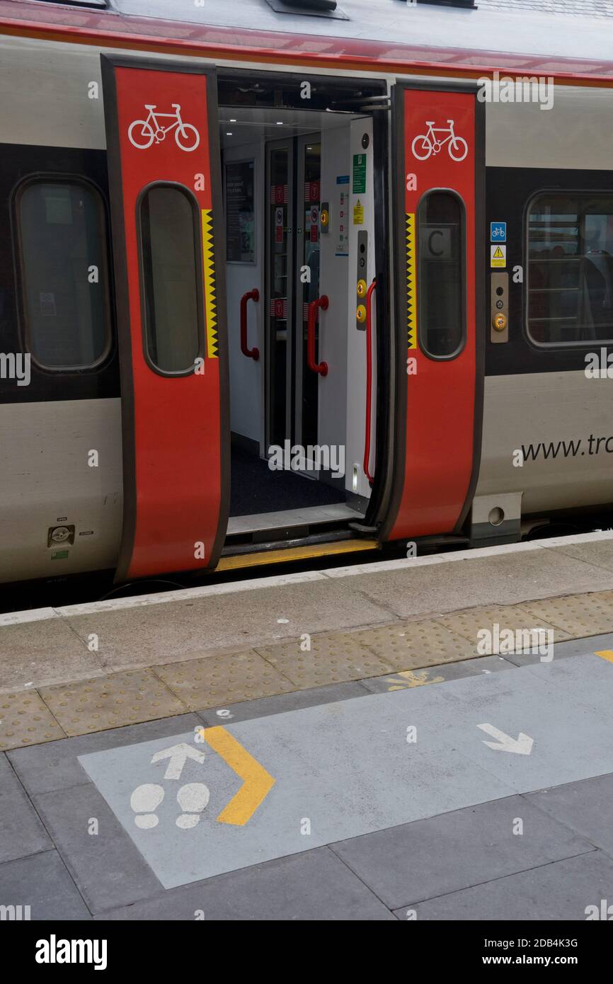 Bahnhof mit zweisprachigen Sicherheitsschildern in Walisisch und Englisch Wegen Coronavirus, Covid-19 Pandemie in Aberystwyth, Ceredigion, Wales, Großbritannien Stockfoto
