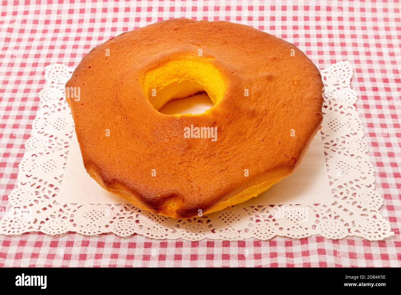 Pao de Lo de Ovar, typischer Kuchen Portugals, auf einem roten Tischtuch. Stockfoto