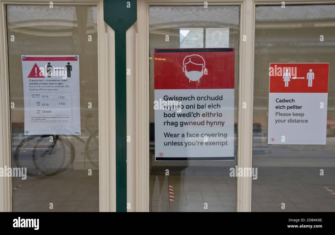Bahnhof mit zweisprachigen Sicherheitsschildern in Walisisch und Englisch Wegen Coronavirus, Covid-19 Pandemie in Aberystwyth, Ceredigion, Wales, Großbritannien Stockfoto