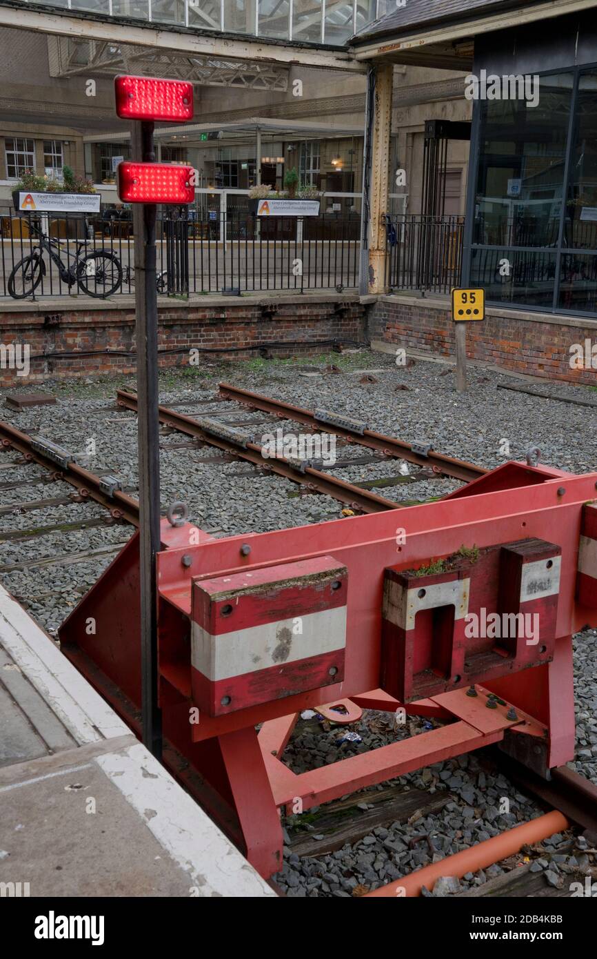 Pufferstoppstoßstangen an einem Bahnhof in Aberystwyth, Ceredigion, Wales, Großbritannien Stockfoto