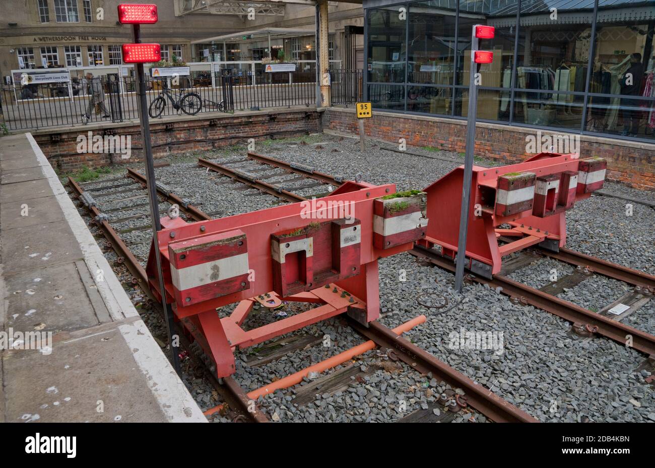Pufferstoppstoßstangen an einem Bahnhof in Aberystwyth, Ceredigion, Wales, Großbritannien Stockfoto