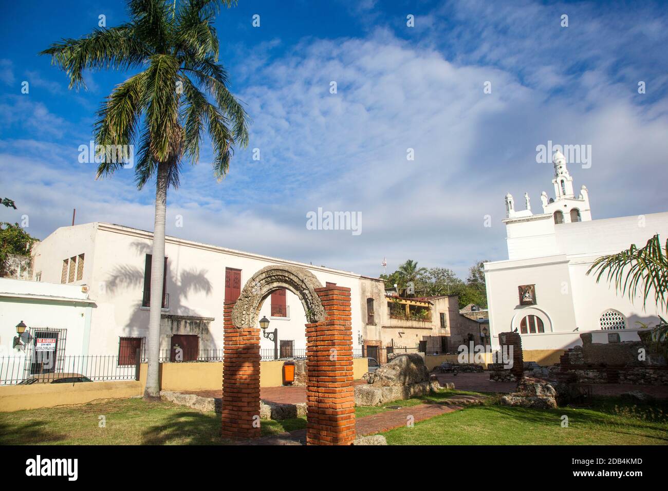 Dominikanische Republik, Santo Domingo, Colonial Zone, Ruinas del Hospital San Nicolas de Bari und Kirche von La Altagracia. Stockfoto