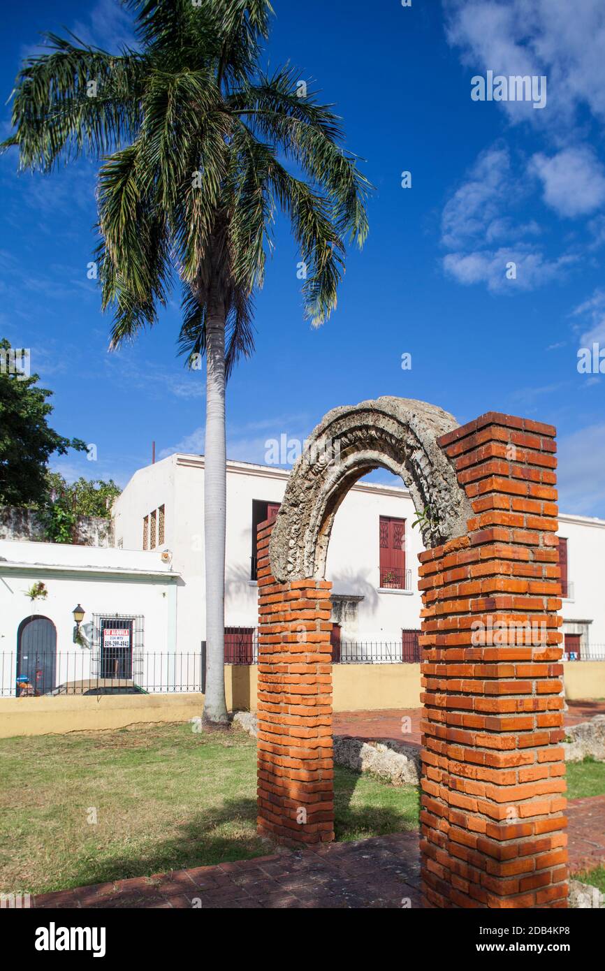 Dominikanische Republik, Santo Domingo, Colonial Zone, Ruinas del Hospital San Nicolas de Bari und Kirche von La Altagracia. Stockfoto