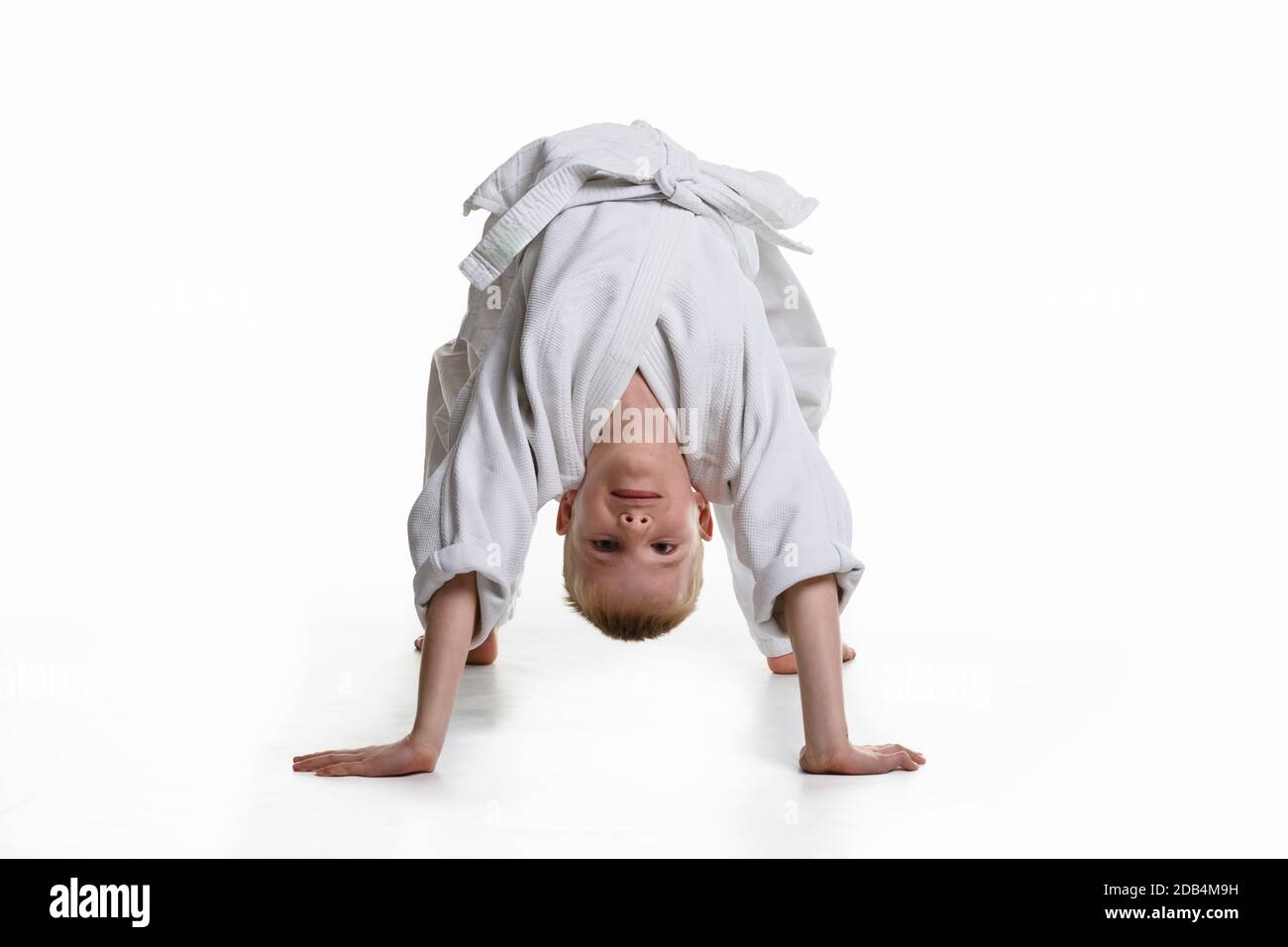 Ein Junge in einem Kimono stellte eine Empfangsbrücke her Stockfoto