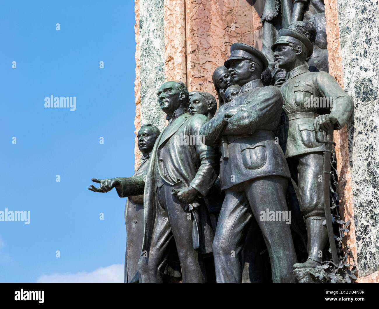 Istanbul, Türkei. Taksim Meydani oder Taksim-Platz. Denkmal der Republik, das Atatürk und die Gründungsväter der Türkischen Republik zeigt. Ein Werk da Stockfoto