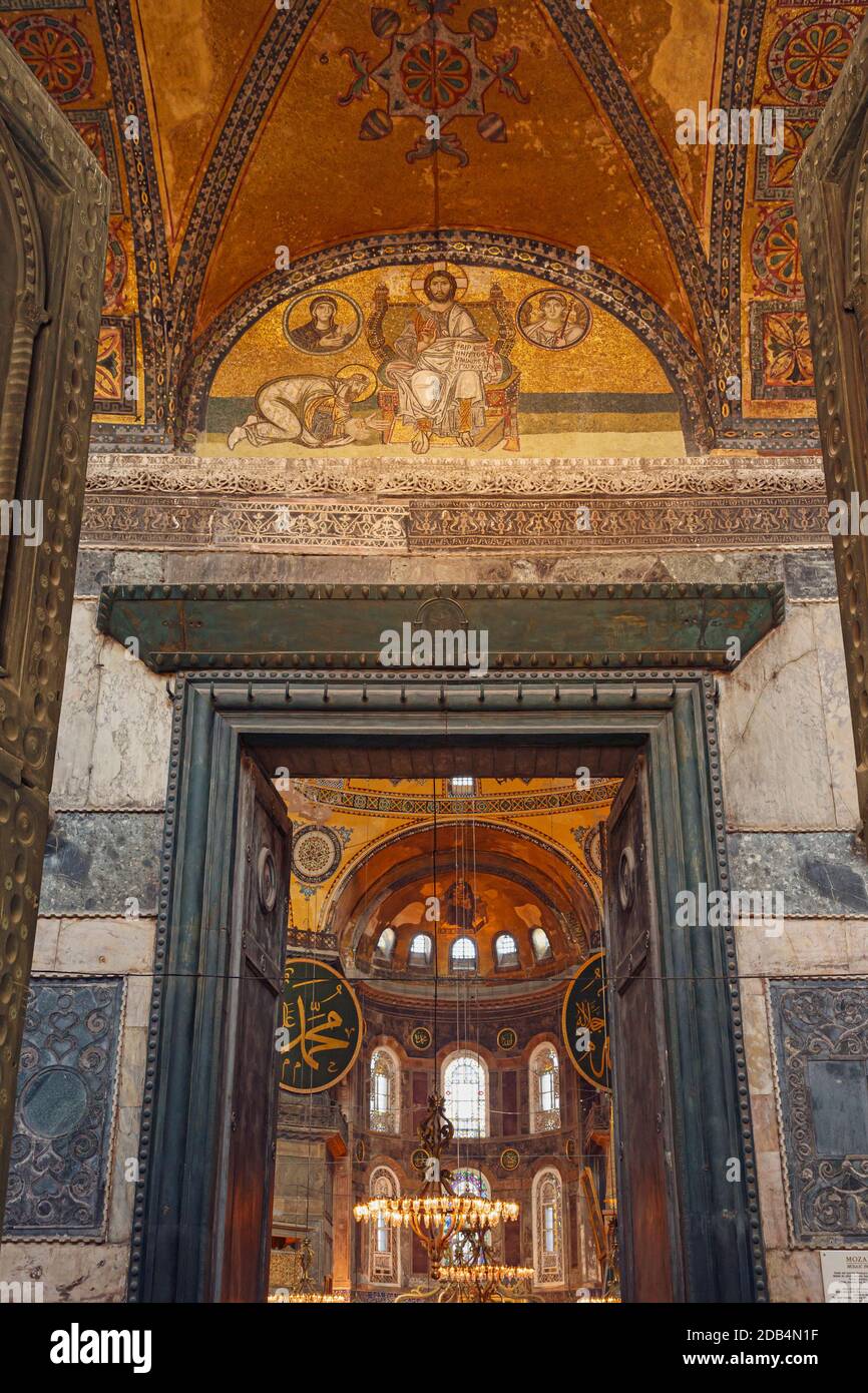 Istanbul, Türkei. Hagia Sophia. Das Kaiserliche Tor. Das Mosaik über der Tür, aus dem 9-10. Jahrhundert, zeigt Christus Pantokrator mit einem Kaiser Stockfoto