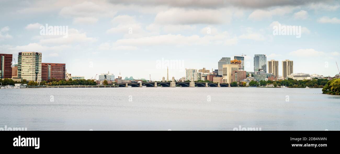 Blick auf die Skyline von Boston von einer Brücke über den Charles Fluss Stockfoto