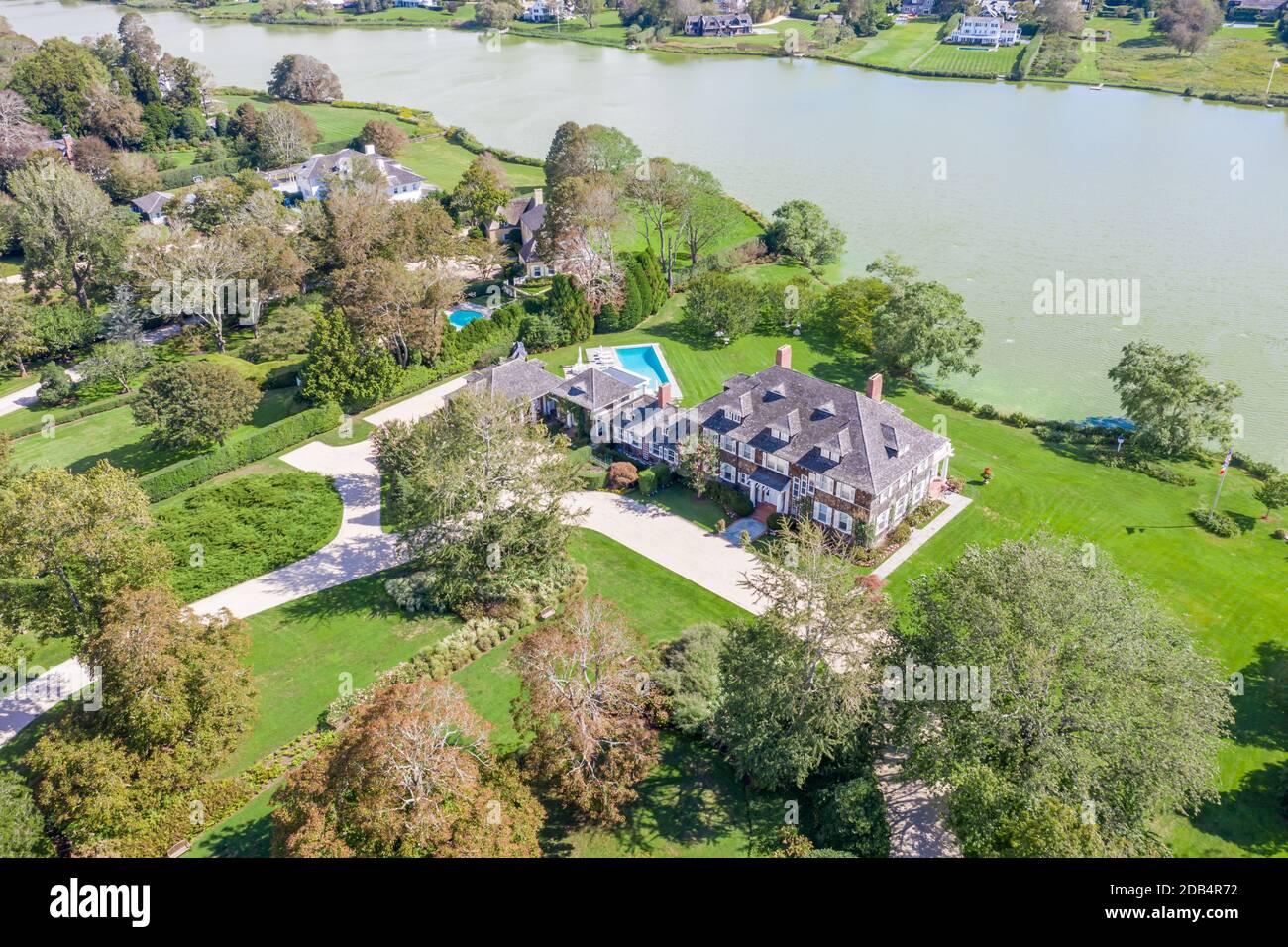 Luftaufnahme des großen Southampton Anwesens am Agawan See im Landesteil von Southampton, NY Stockfoto