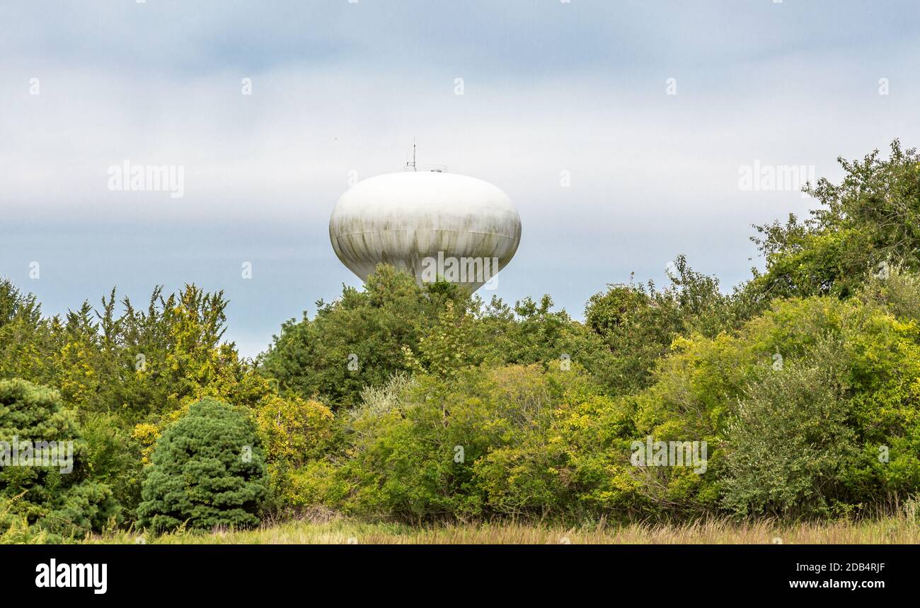 Landschaft mit der Spitze des Wasserturms in Southampton, NY Stockfoto