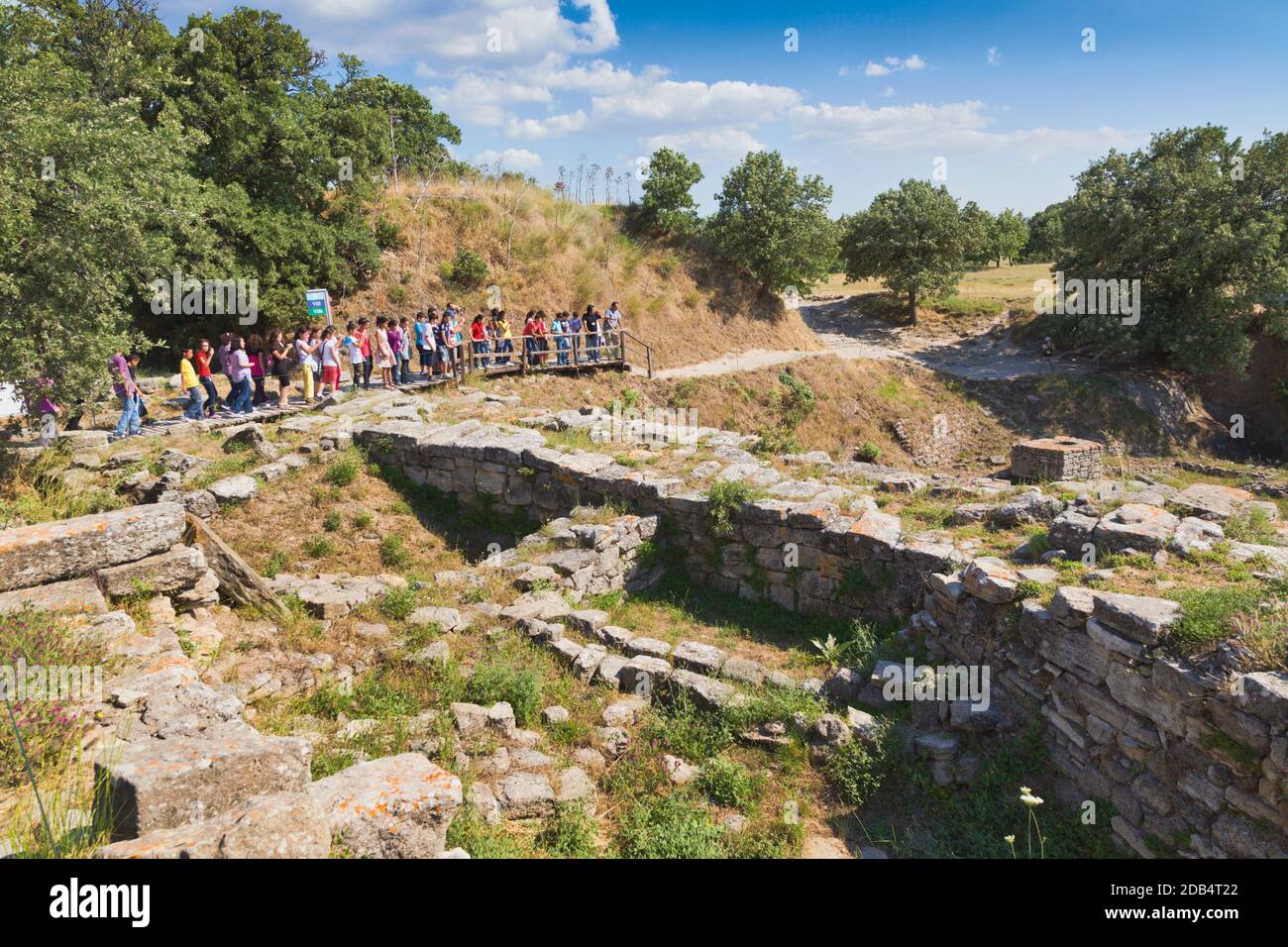 Troja, Provinz Çanakkale, Türkei. Reiseleiter erklärt den Besuchern die Ruinen. Troja ist ein UNESCO-Weltkulturerbe. Stockfoto