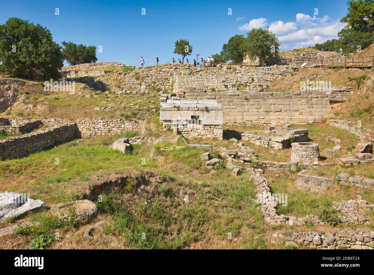 Troja, Provinz Çanakkale, Türkei. Troja ist ein UNESCO-Weltkulturerbe. Gruppe von Besuchern, die durch die Ruinen spazieren. Stockfoto