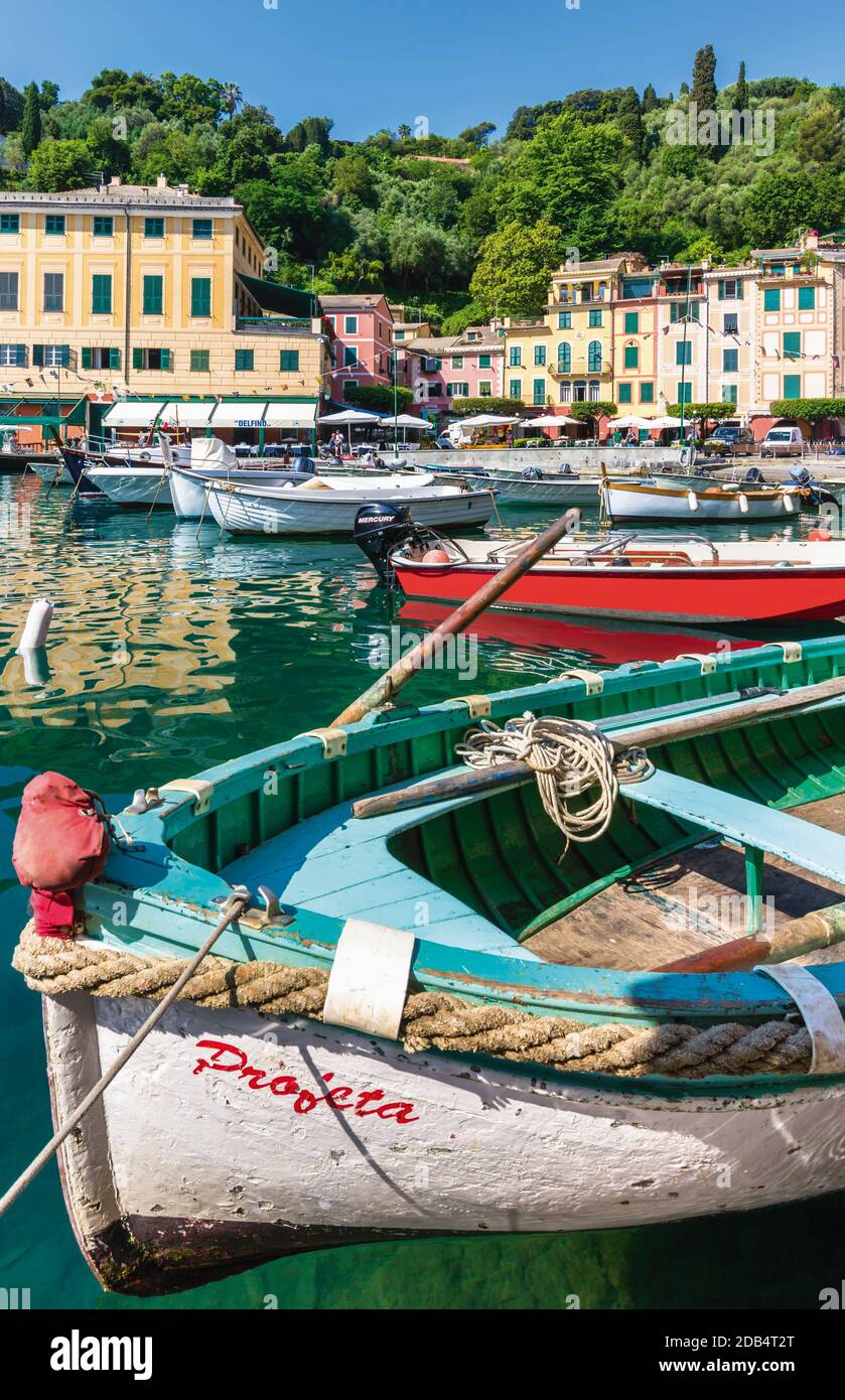 Portofino, Provinz Genua, Ligurien, italienische Riviera, Italien.  Boote im Hafen mit dem Dorf hinter. Stockfoto