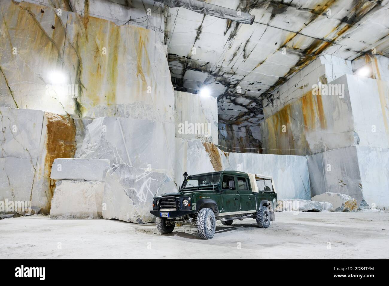Land Rover Defender in einem Carrara Marmorbruch geparkt Toskana Italien entlang der geschnittenen Felswand während des Bergbaus Stockfoto