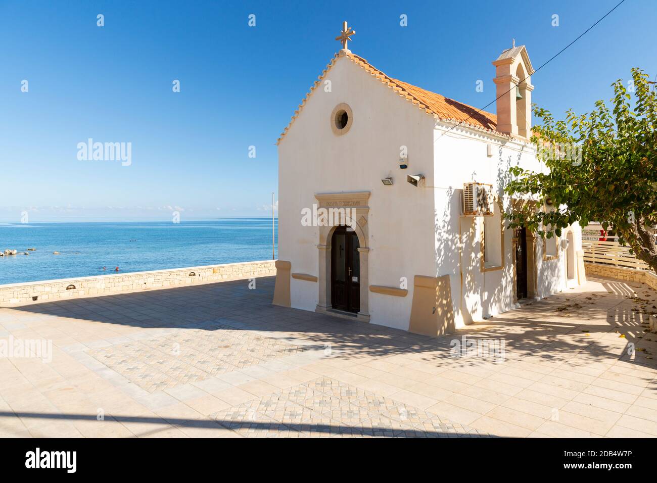 Eine Ostorthodoxe Kirche am Meer in der Nähe des Kamari Strandes in Gerani, Gemeinde Rethymno, Kreta, Griechenland Stockfoto