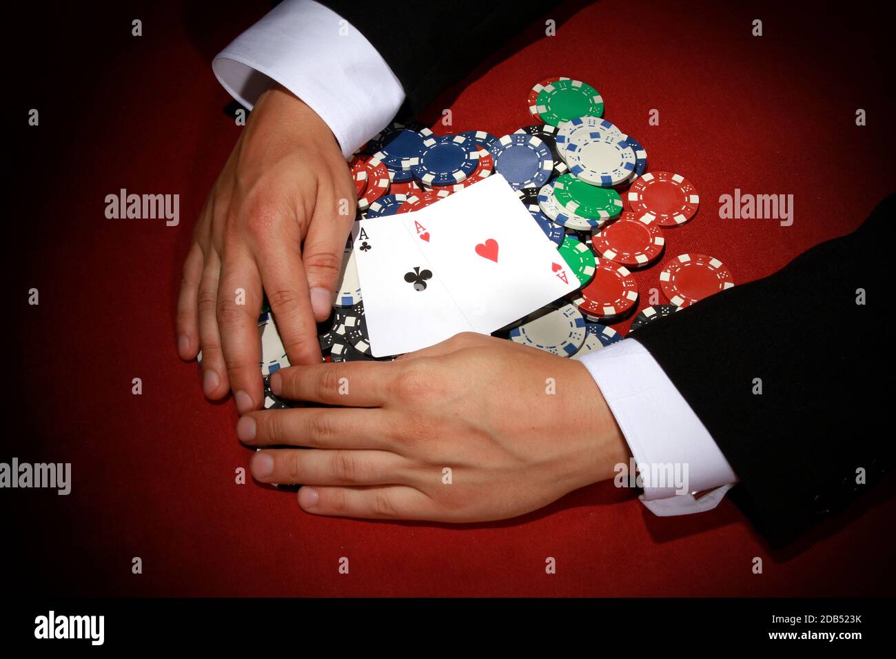 Eine Draufsicht von einem Pokerspieler, der ein nimmt Großer Stapel von Pokerchips und Spielkarten Stockfoto