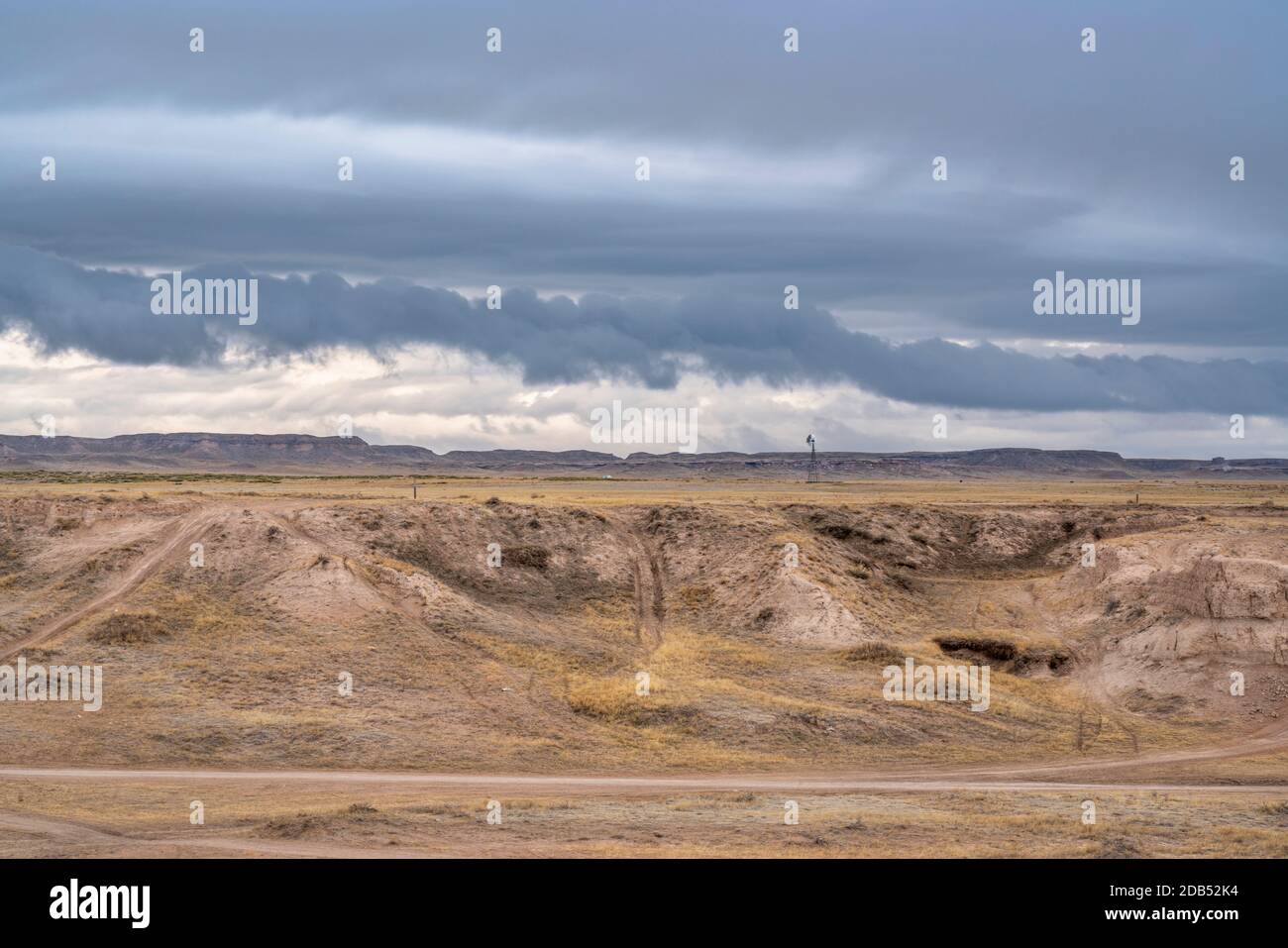 Dunkle stürmische Wolken über der Prärie - Pawnee National Grasland im Norden Colorados nahe der Grenze zu Wyoming in der Winter- oder Frühfrühlingslandschaft Stockfoto