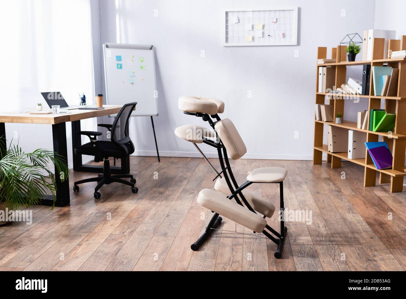 Interieur des geräumigen Büros mit modernem Design und Massagesessel Stockfoto