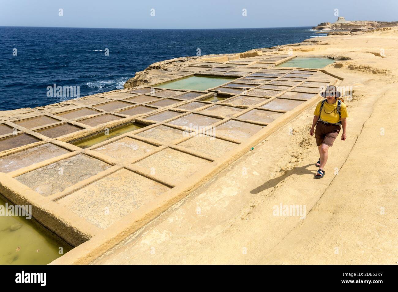 Zu Fuß auf dem Weg entlang der Salzpfannen, Gozo Stockfoto