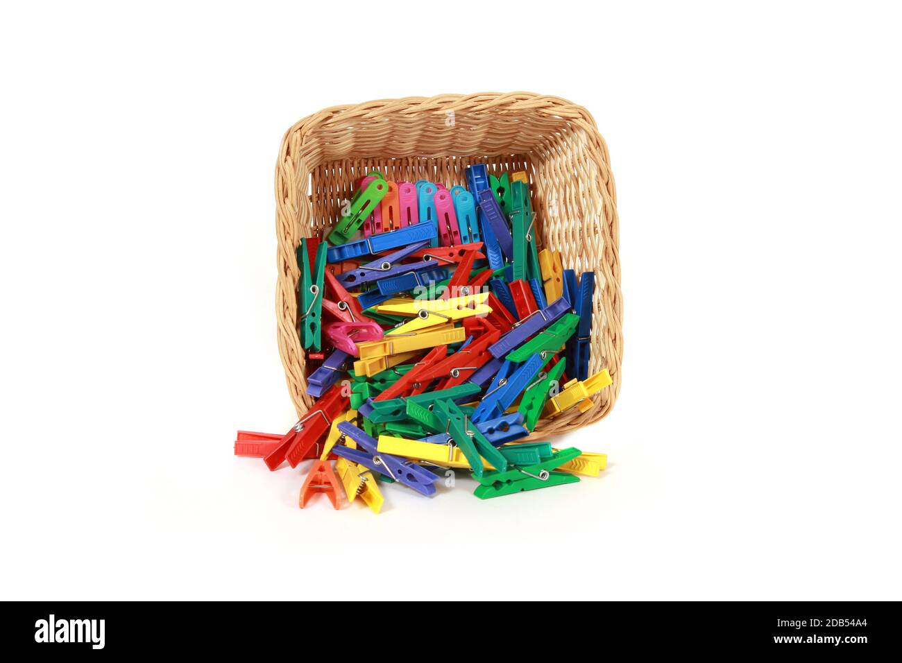 Ein Stapel von bunten Wäscheklammern auf weißem Hintergrund Stockfoto