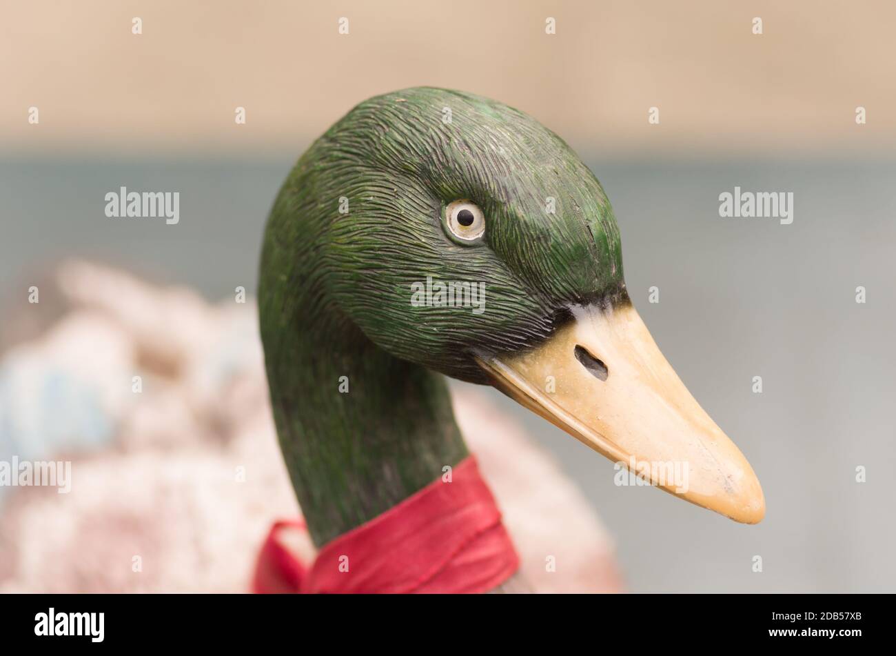 Eine selektive Aufnahme der Statue einer Ente Stockfoto