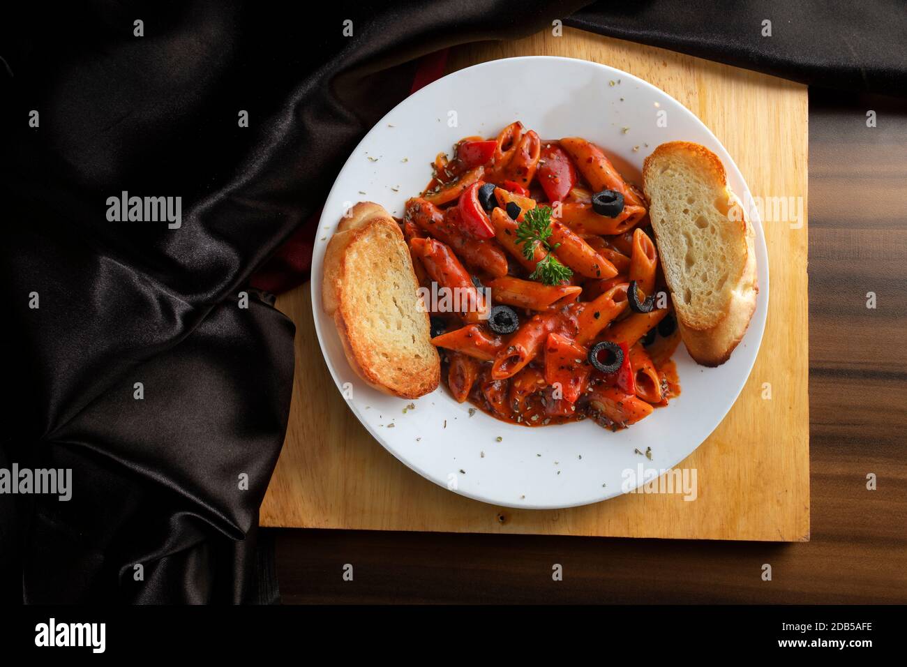 Rote Sauce Pasta mit Knoblauchbrot Stockfoto