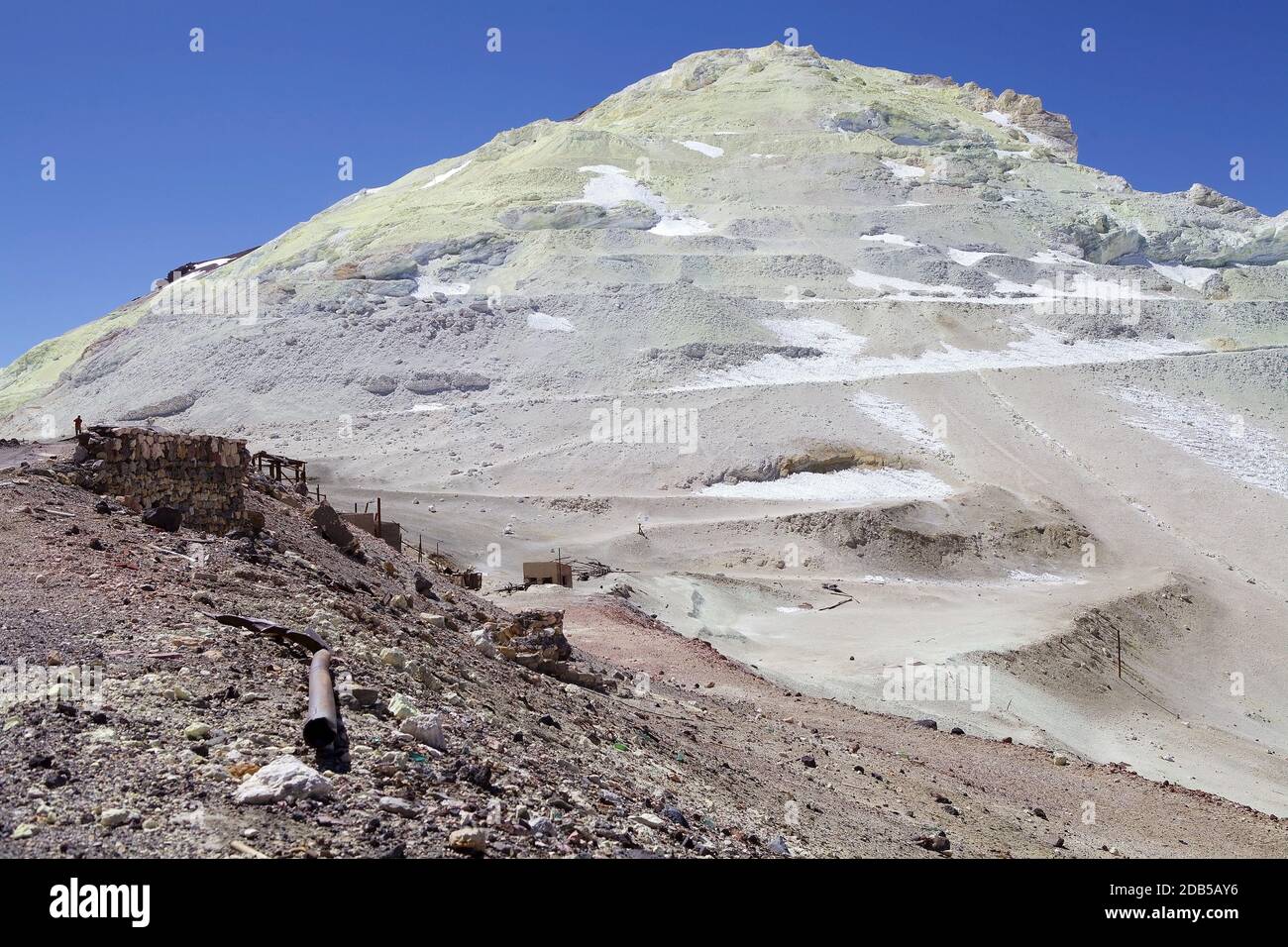 Ruinen an der Mina Julia in der Provinz Salta an der Puna de Atacama im Nordwesten Argentiniens. Mina Julia ist eine Geistermine aus Schwefel in 5500 Metern Höhe Stockfoto