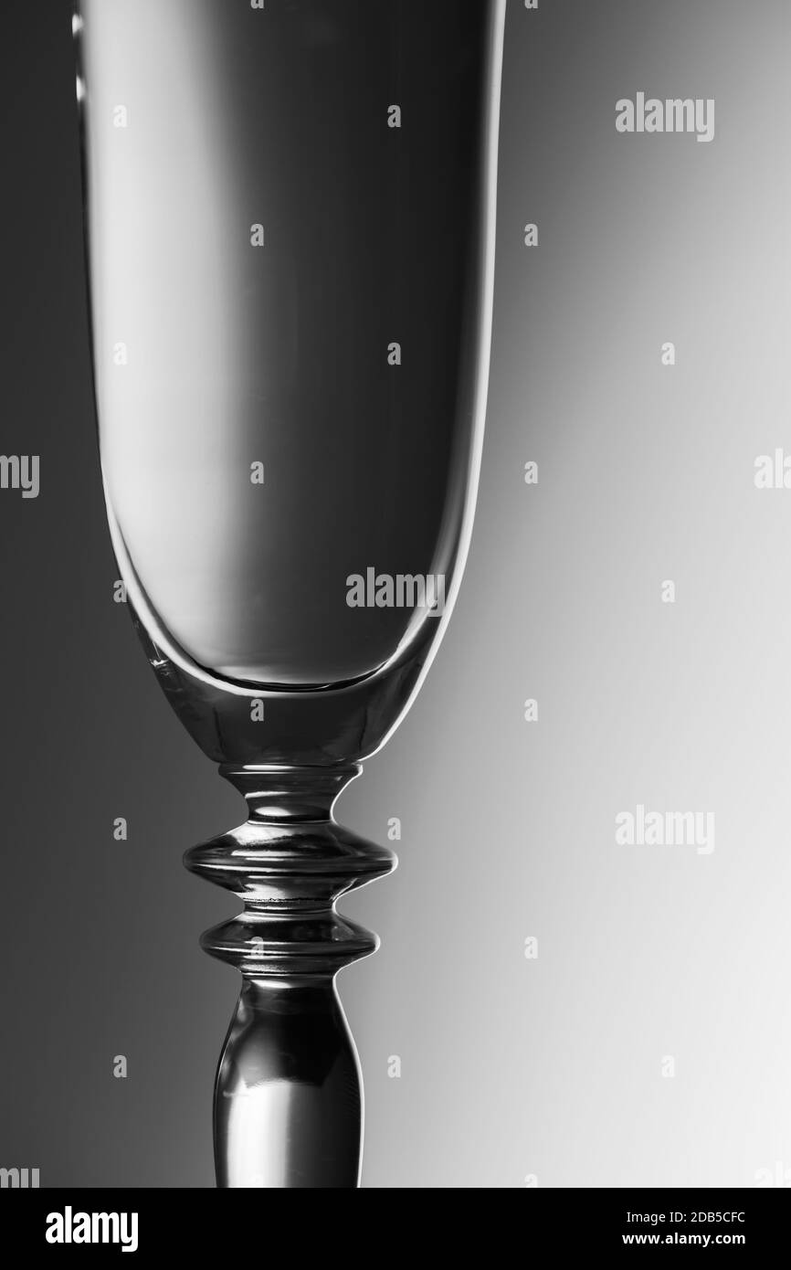 Oberer Teil eines funkelnden Glases vor einem hellsten Hintergrund monochrome Stockfoto