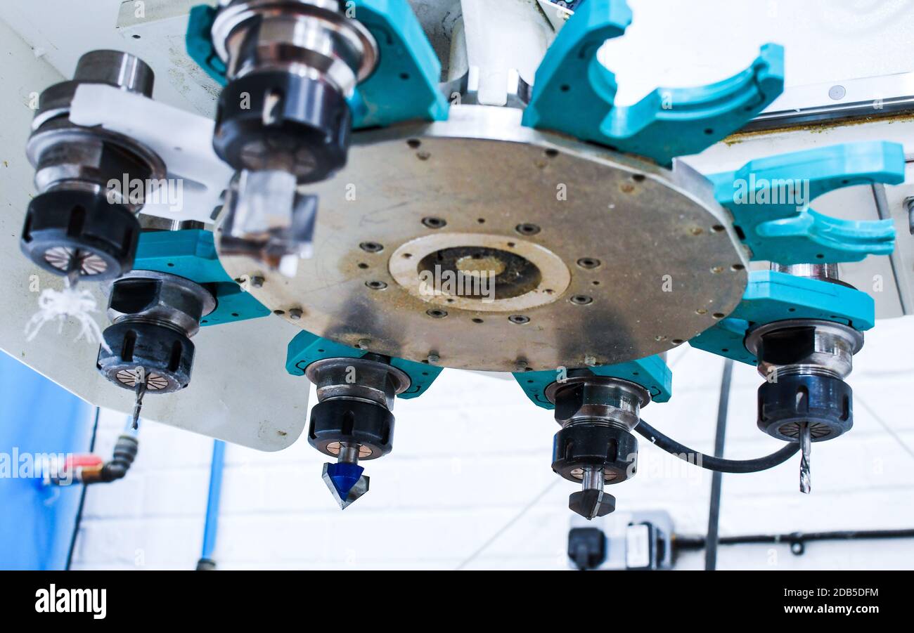 Detail der Schneidwerkzeuge einer Hochgeschwindigkeits-CNC-Maschine in einer Kunststofffabrik. Bild geeignet für Industriebroschüren und Newsletter. Stockfoto Detail der Schneidwerkzeuge einer Hochgeschwindigkeits-CNC-Maschine in einer Kunststofffabrik. Bild geeignet für Industriebroschüren und Newsletter. Stockfoto