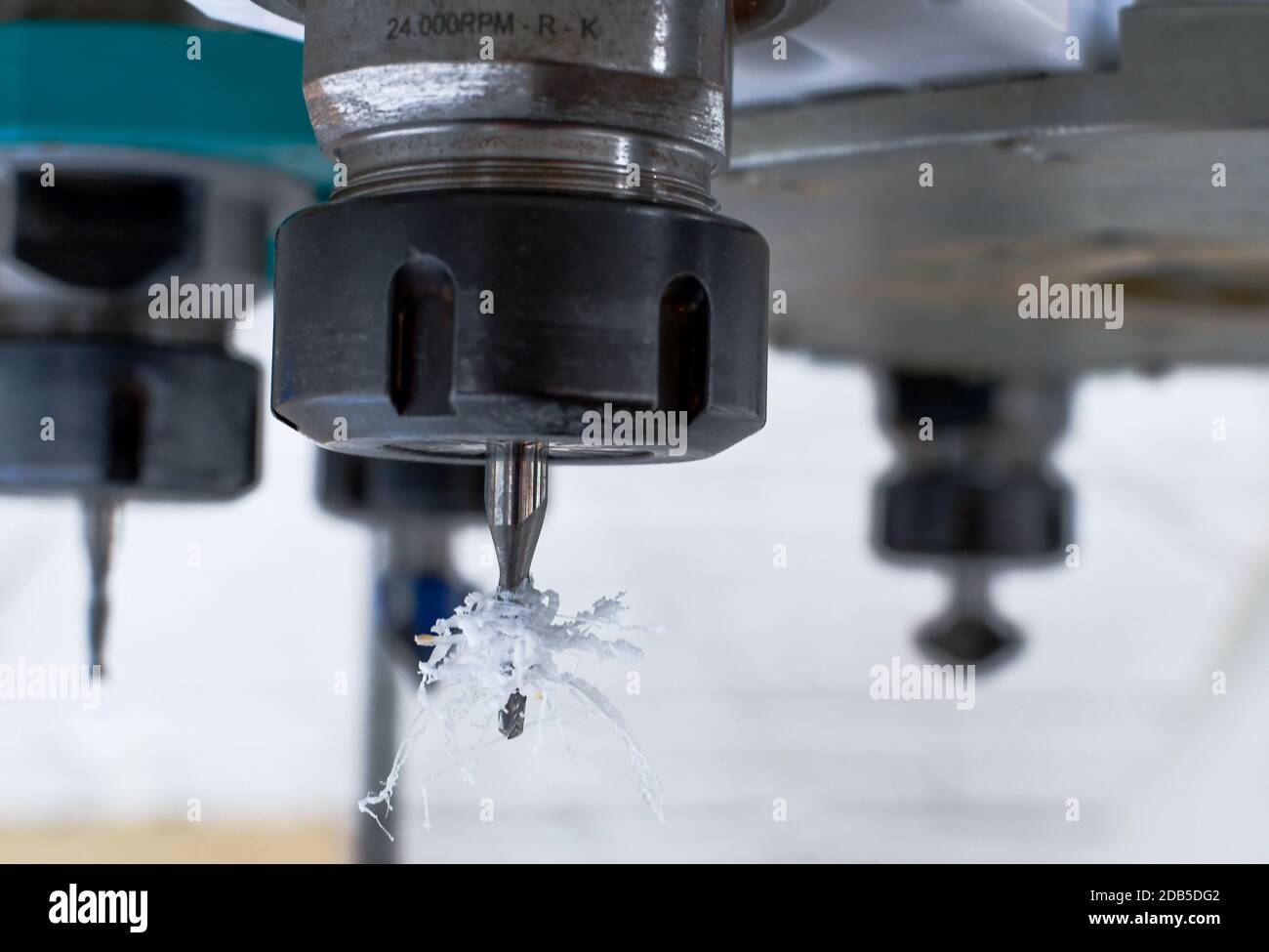 Detail der Schneidwerkzeuge einer Hochgeschwindigkeits-CNC-Maschine in einer Kunststofffabrik. Bild geeignet für Industriebroschüren und Newsletter. Stockfoto Detail der Schneidwerkzeuge einer Hochgeschwindigkeits-CNC-Maschine in einer Kunststofffabrik. Bild geeignet für Industriebroschüren und Newsletter. Stockfoto