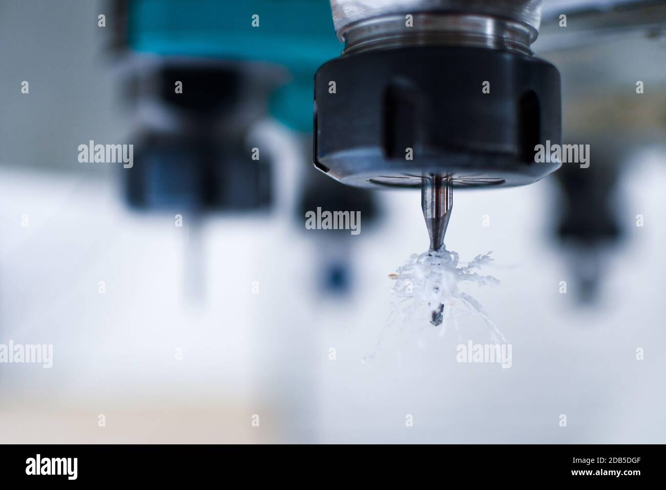 Detail der Schneidwerkzeuge einer Hochgeschwindigkeits-CNC-Maschine in einer Kunststofffabrik. Bild geeignet für Industriebroschüren und Newsletter. Stockfoto Detail der Schneidwerkzeuge einer Hochgeschwindigkeits-CNC-Maschine in einer Kunststofffabrik. Bild geeignet für Industriebroschüren und Newsletter. Stockfoto