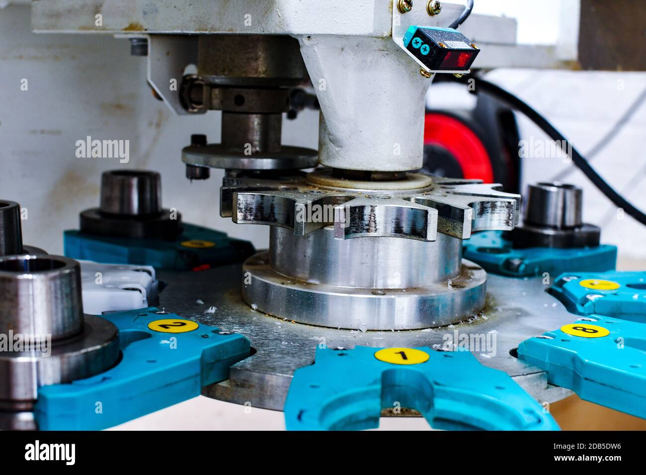 Detail der Schneidwerkzeuge einer Hochgeschwindigkeits-CNC-Maschine in einer Kunststofffabrik. Bild geeignet für Industriebroschüren und Newsletter. Stockfoto Detail der Schneidwerkzeuge einer Hochgeschwindigkeits-CNC-Maschine in einer Kunststofffabrik. Bild geeignet für Industriebroschüren und Newsletter. Stockfoto