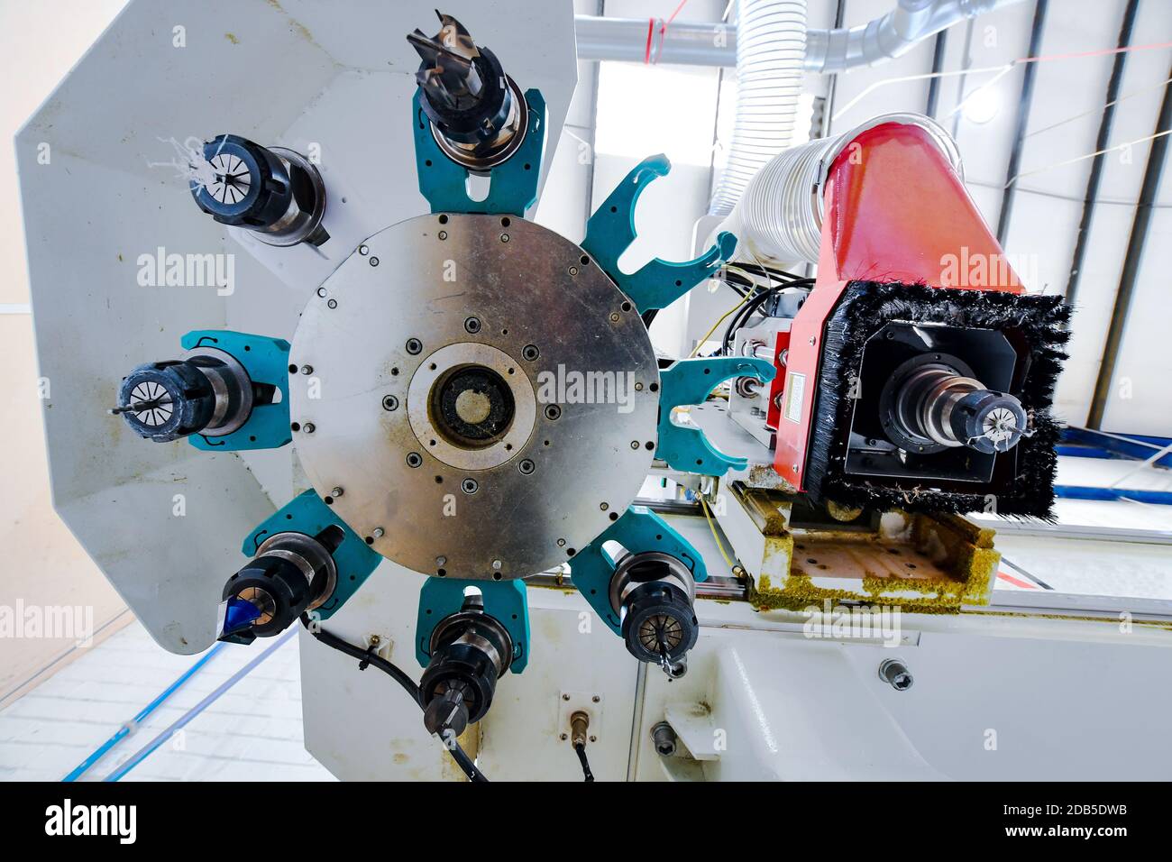 Detail der Schneidwerkzeuge einer Hochgeschwindigkeits-CNC-Maschine in einer Kunststofffabrik. Bild geeignet für Industriebroschüren und Newsletter. Stockfoto Detail der Schneidwerkzeuge einer Hochgeschwindigkeits-CNC-Maschine in einer Kunststofffabrik. Bild geeignet für Industriebroschüren und Newsletter. Stockfoto