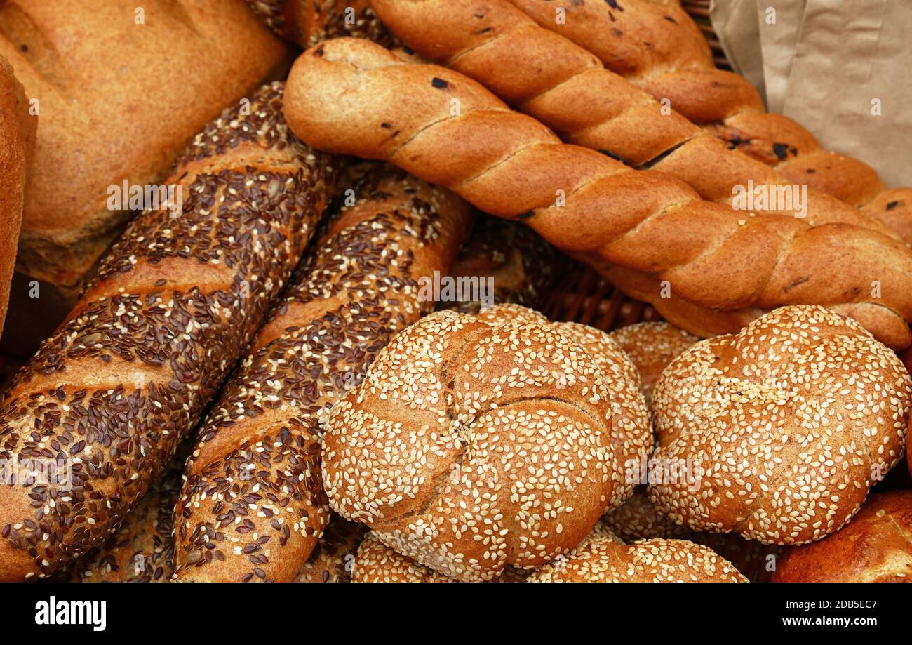 Schließen Sie verschiedene verschiedene frische Weizenbötchen, Brote und Baguettes im Einzelhandel des Backwarenladens aus, und genießen Sie einen hohen Blickwinkel Stockfoto