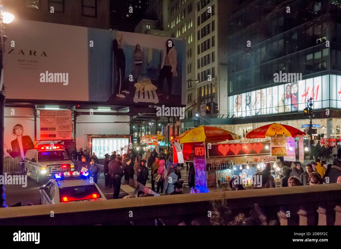 NYPD Polizeifahrzeuge und Polizisten blockierten die Straße wegen der Silvesterfeiern am Times Square in Manhattan. Die Leute warten auf den Pass. New York, USA Stockfoto