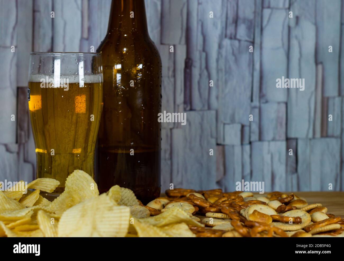 Kalte Biersnacks und Kartoffelchips Stockfoto