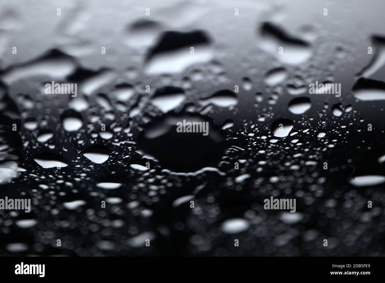 Regentropfen auf Fensterscheiben. Nahaufnahme von Wassertropfen auf Glas, Regen Regen, Gehen Sie weg Stockfoto